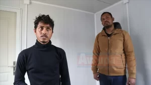   Yunanistan sınırında Pakistanlı iki düzensiz göçmen yarı çıplak halde