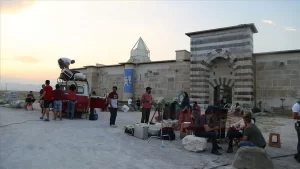 Aksaray-Konya kara yolu yakınlarında bulunan Zazadin Hanı, Selçuklu döneminin önemli