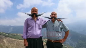 Hatay'da 20 yıldır hiç kesmedikleri bıyıklarını 80 santimetreye kadar uzatmayı