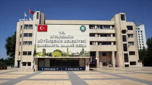 İçişleri Bakanlığınca görevlendirme yapılan Diyarbakır Büyükşehir Belediyesinde, HDP'li belediye başkanı