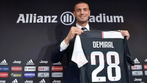 İtalya Birinci Futbol Ligi (Serie A) takımlarından Juventus'a transfer olan