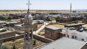 Farklı din ve mezheplerin yanı sıra Türkçe, Kürtçe, Arapça ve