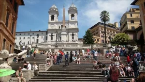 Roma Belediyesi, gerçek adını merdivenin başındaki Trinita dei Monti Kilisesi'nden