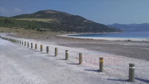 Burdur Valiliğince gölün kıyısına kadar ilerleyerek doğal zemine zarar veren