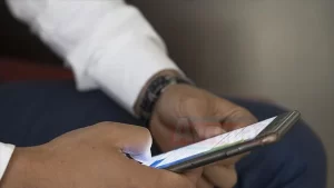  Belçika'dan Dubai'ye uçak seyahatinde yol boyunca kablosuz internet kullanan