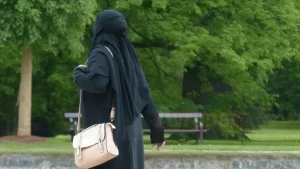 Hollanda'da, dün yürürlüğe giren "burka yasağı" yasası tartışılmaya devam ederken,