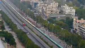 Hindistan'ın Cammu Keşmir'de uyguladığı ablukayı protesto için Pakistan'da 5 kilometrelik