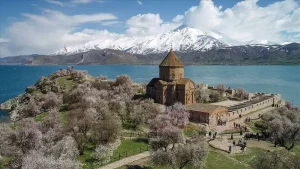 İnanç turizminin en önemli merkezlerinden biri olan Van Gölü'ndeki Akdamar