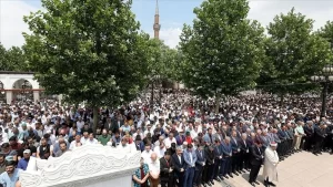 Mısır'da mahkeme salonunda hayatını kaybeden ülkenin demokratik yöntemlerle seçilmiş ilk