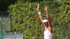 Milli sporcu Çağla Büyükakçay Braunschweig Kadınlar Tenis Turnuvası'nda zafere ulaştı.