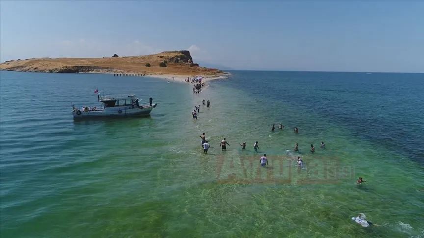 Van Gölü üzerinde Çarpanak Adası'na su altındaki antik yoldan ulaştılar