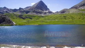 Tunceli'nin Ovacık ilçesinde yer alan 3 bin 377 metre yükseklikteki