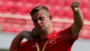 Samsun'da 21 yaşındaki özel sporcu Ali Topaloğlu, sosyalleşmesi için başladığı