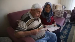 Kocaeli'nin Gölcük ilçesinde yaşayan ve maddi imkansızlık nedeniyle ilkokula gidemeyen