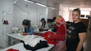 Ankara'da evinde boncuk dizerek aksesuar tasarlayan iki çocuk annesi Baran,