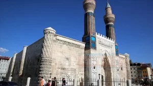 Sivas'ta, Selçuklu Veziri Sahip Ata Fahreddin Ali tarafından 1271'de yaptırılan