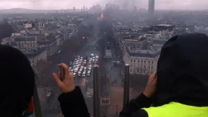 PARİS Paris'te cumartesi günü hayat duracak, 65 bin polis görev