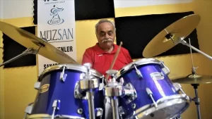 Mersin'de yaşayan 60 yaşındaki baterist Oktay Kızılkaya, 2003 yılında 42