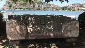 Bartın'ın Amasra ilçesinde Roma dönemine ait olduğu belirtilen lahit mezara