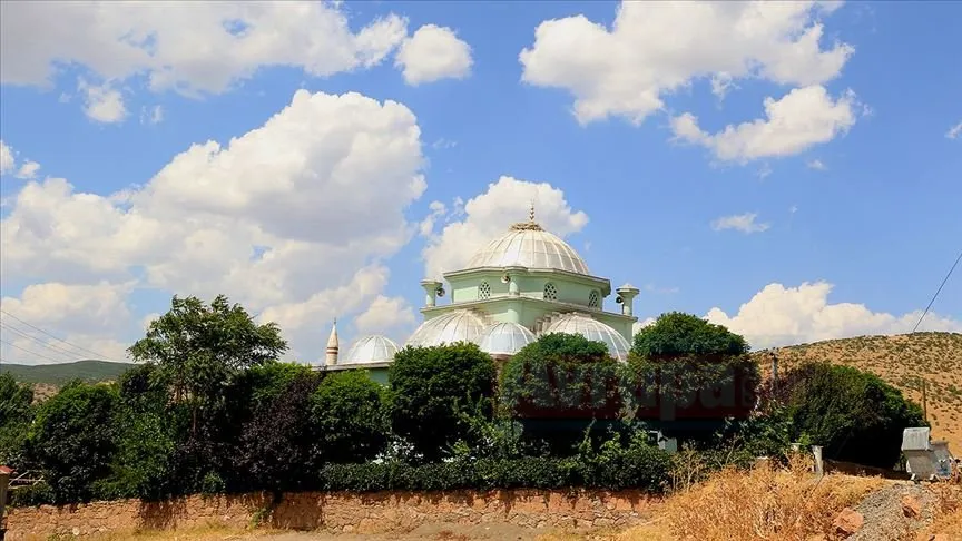 Cami ile minare arasındaki 100 metre uzaklık dikkat çekiyor