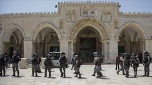 İsrail polisinin eşlik ettiği 150'den fazla fanatik Yahudi, işgal altındaki