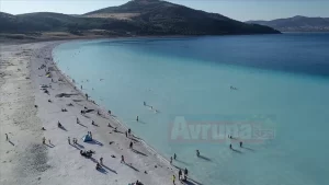 Burdur Valisi Hasan Şıldak, doğa harikası Salda Gölü'nü ziyaret edenlerin