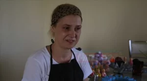 Burdur'un Gölhisar ilçesinde motosiklet tamirciliği yapan Gökhan ve ev hanımı