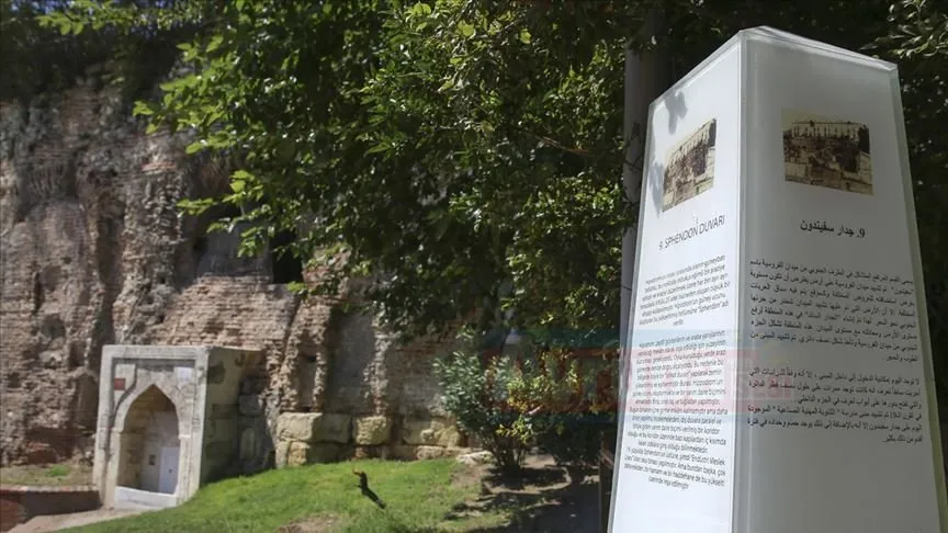 Sultanahmet'in 1700 yıllık Sfendon Duvarı'ne ziyaretçilerin ilgisi