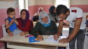 Kars'ın Akyaka ilçesindeki köyde "Yeter ki toplum öğrensin" sloganıyla kurs