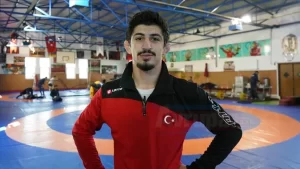 Estonya'da gerçekleştirilen Dünya Gençler Güreş Şampiyonası'nda Kerem Kamal, altın madalya