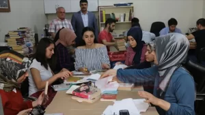 Siirt İl Halk Kütüphanesi'nde zamanla yıpranan kitaplar, daha çok okuyucuya