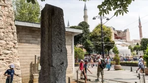 Ayasofya Camisi'nin karşısında, Yerebatan Sarnıcı'na komşu "Milyon (Million) Taşı" her