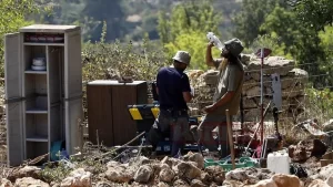 Yahudi yerleşimcilerden oluşan bir grup, İsrail askerleri korumasında yasa dışı