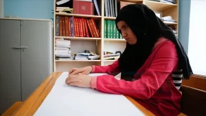 Antalya'da 11 yaşında başladığı eğitim hayatında azmiyle yolunu aydınlatan görme