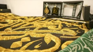 Hazreti Muhammed'in kabrindeki örtü ile Osmanlı'dan kalma parçanın da bulunduğu