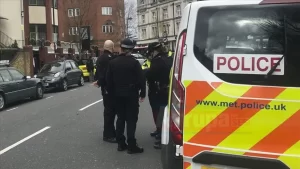 Londra   İngiltere'nin Birmingham kentinde 5 camiye balyozlu saldırı düzenlenmesiyle