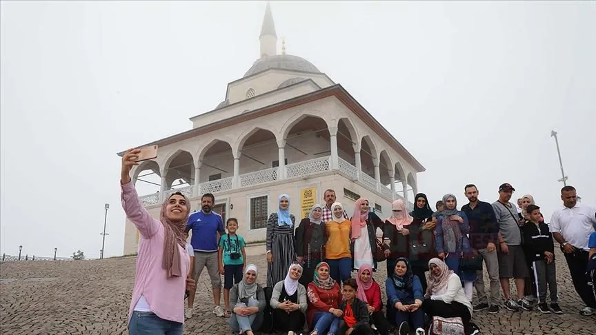 1130 rakımlı Kıble Dağı'ndaki camiye turist ilgisi