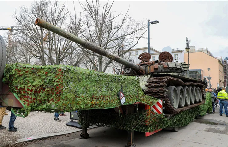 Berlin Büyükelçiliğinin önüne savaşta tahrip edilen Rus tankı konuldu