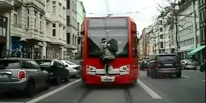     Köln kentinde tramvayı kaçıran 20 yaşındaki bir gencin,