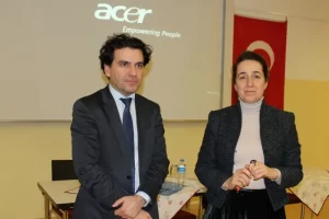 Duisburg DİTİB Merkez Cami salonunda düzenlenen konferansta konuşan Düsseldorf Başkonsolosluğu