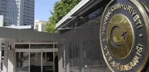Türkiye'nin Stuttgart Başkonsolosluğu'na içi boya doldurulmuş torbalar fırlatılarak saldırı düzenlendi.