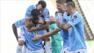 15. dakikada Trabzonspor, penaltı kazandı. Hamsik'in ara pasıyla savunma arkasına