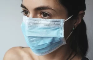 Yunan Parlamentosunda, milletvekillerine dağıtılan maskelerin Türkiye'de üretilmiş olması tartışmaya neden