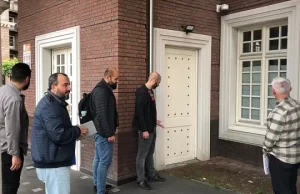 Hollanda'da Milli Görüş Federasyonuna bağlı Amsterdam Ayasofya Camisi'nin camlarının dün