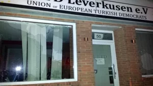Avrupalı Türk Demokratlar Birliği’nin (UETD) Almanya’nın Leverkusen kentindeki şubesine taşlı