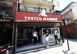 Adana'da sucuk, yumurta, domates ve bol acı pul biber ile