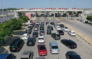 Yıllık izinlerini geçirmek için sevinçle Türkiye'ye gelen gurbetçiler, memleketlerinden gözyaşıyla