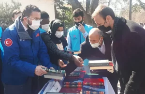 Kur’an-ı Kerim ve Safahat dağıtımına programa katılanlar ve Taceddin Dergahını