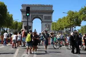 Paris'in her ayın ilk pazarı trafiğe kapatılan alanları, yürüyüşseverlerin yüzünü