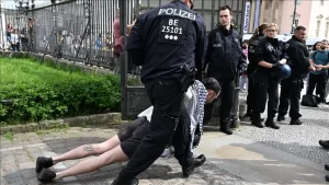 Almanya'nın başkenti Berlin'de polis, Humboldt Üniversitesi bahçesine girerek oturma eylemi